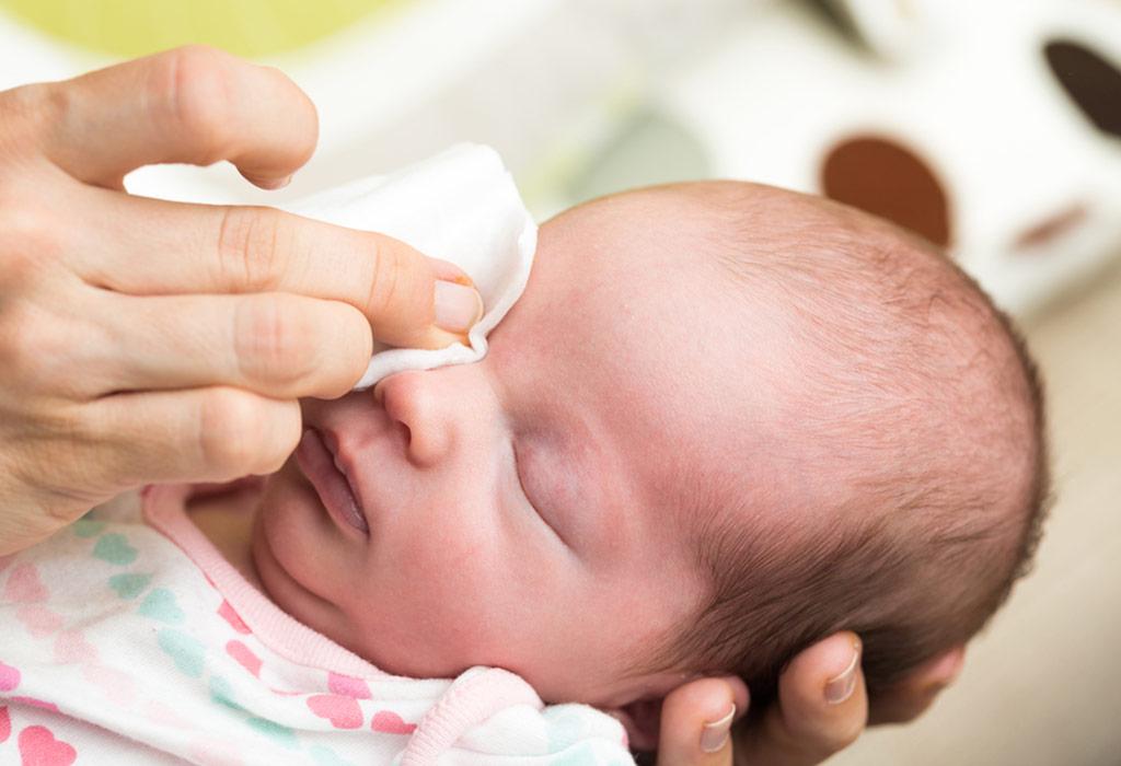 Kako pravilno bebama isprati oči