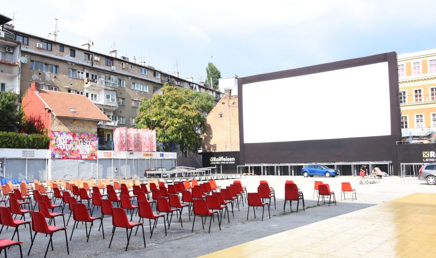 Otužna slika: Zašto još nisu uklonjeni stolice i filmsko platno u Ljetnom kinu