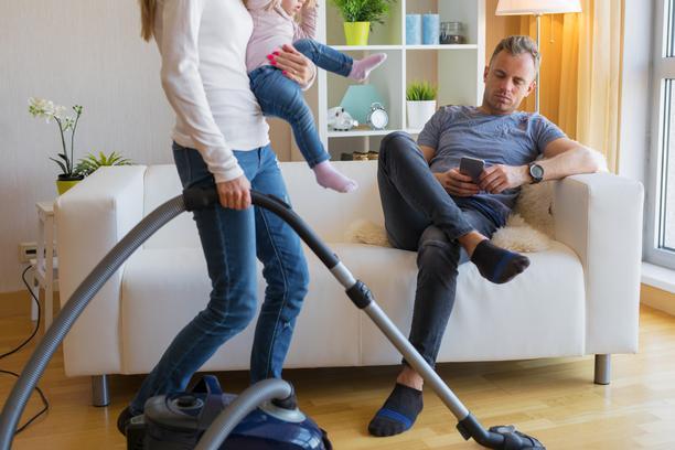 U čak 93,8 posto veza sve ili većinu kućanskih poslova obavljaju žene, slično i kada je riječ o brizi za djecu
