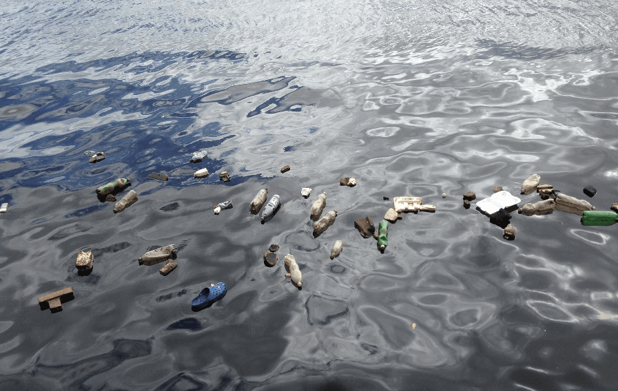 Milioni tona plastike plutaju Atlantskim okeanom