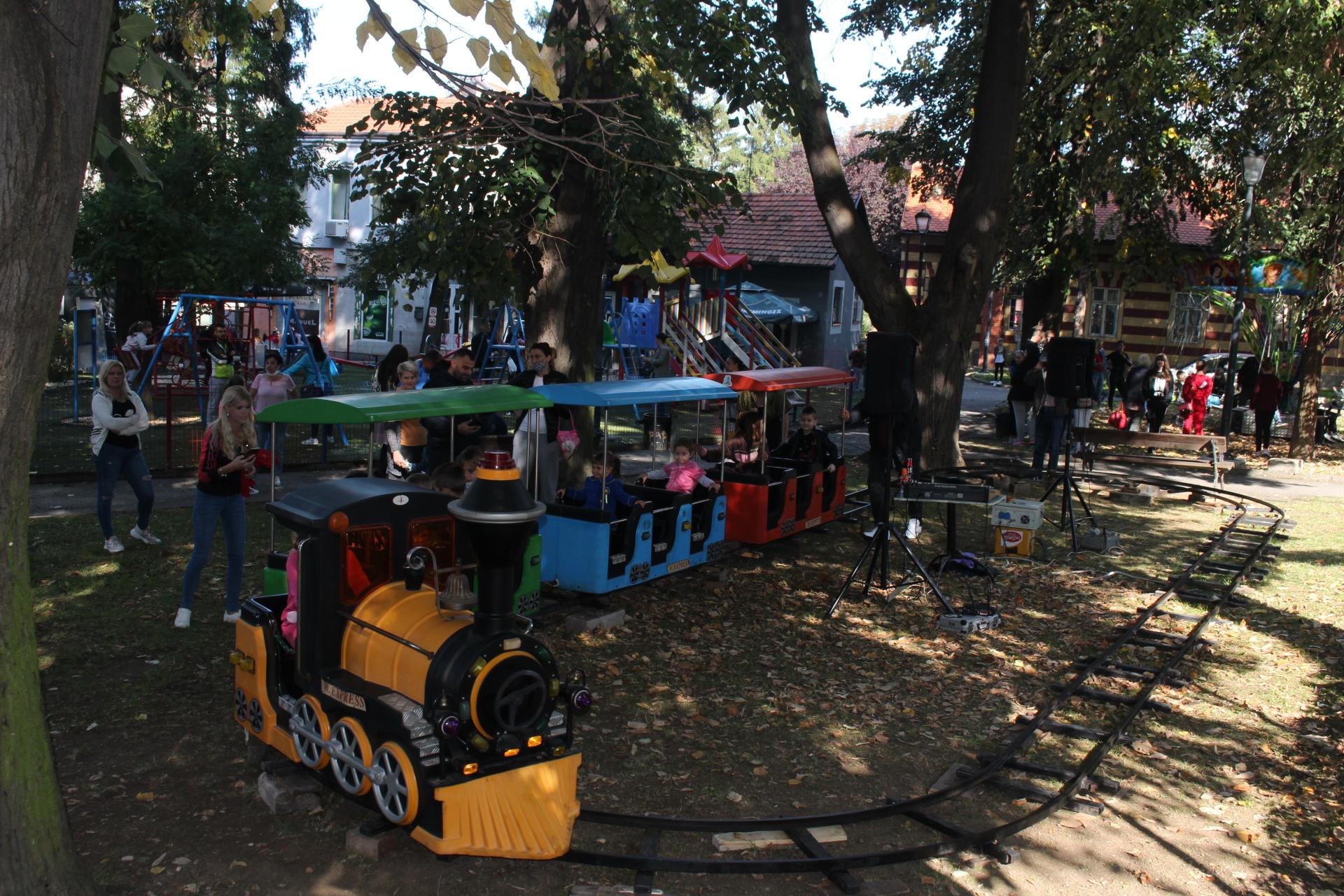 U Gradskom parku velika „Zabava za djecu“, mališani uživaju, ali i roditelji