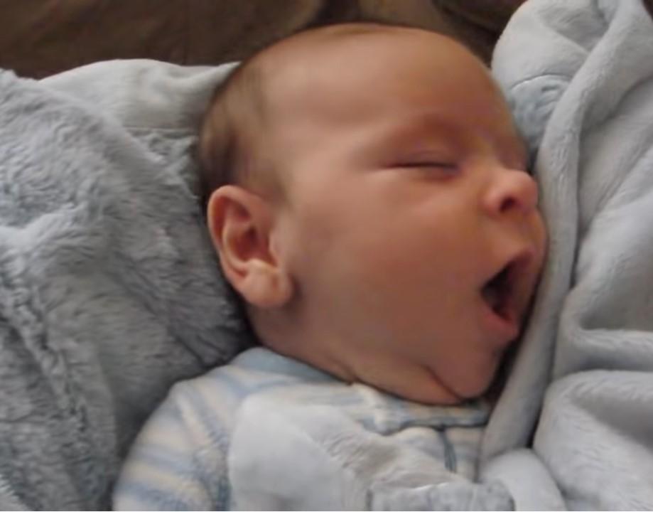 Urnebesna reakcija bebe na pitanje da li je dobro spavala