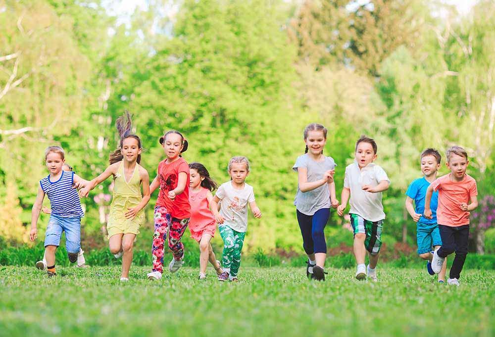 Tjerajte djecu da se igraju na travi i tako im sačuvajte zdravlje