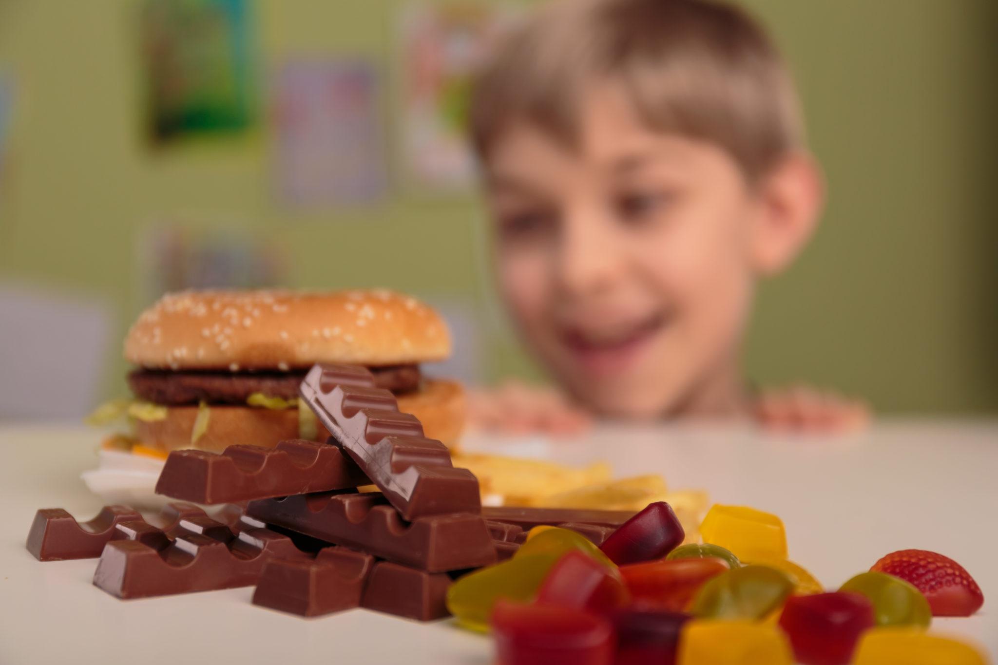 Pretjerana količina slatkiša u prehrani djeteta može dovesti do pretilosti - Avaz