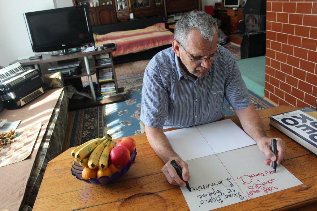 Ramo Bejzić u 67. godini radi sklekove na jednoj ruci, skače iz sjedećeg položaja i piše s obje ruke istovremeno