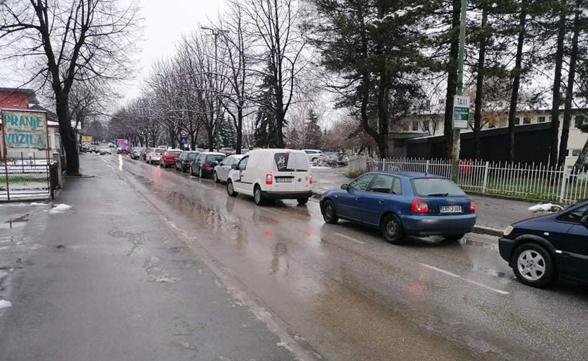 Kolona vozila ispred Doma zdravlja - Avaz