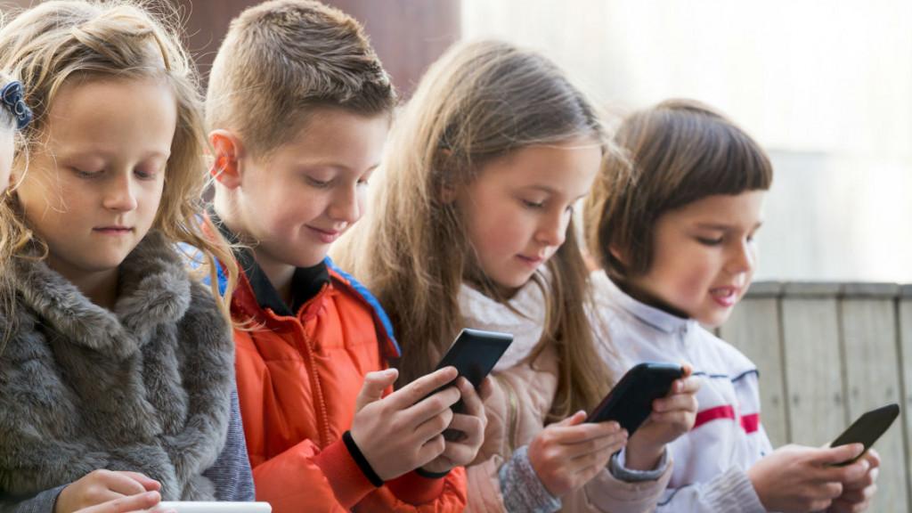 Situacija je dodatno pogoršana otkako su mobilni telefoni postali sastavni dio života djece - Avaz