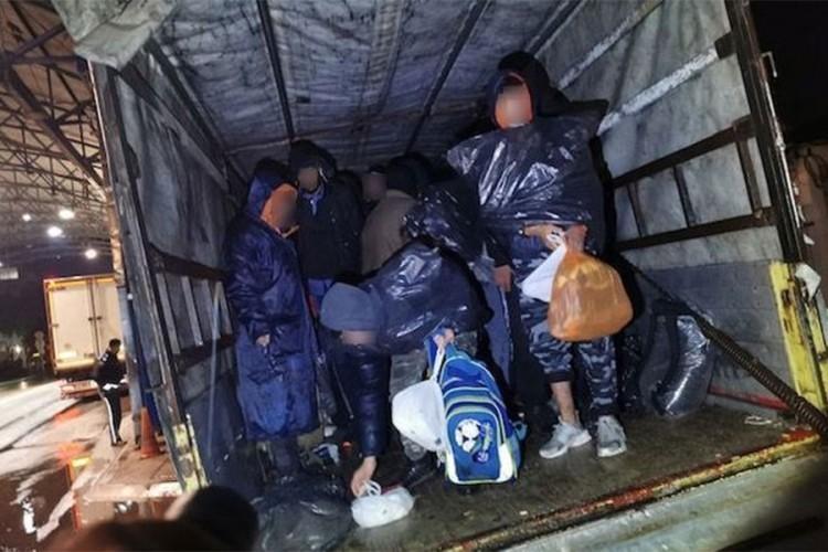 Migranti pronađeni u kamionu na carinskom terminalu u Halilovićima