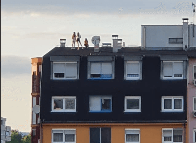 Djevojčice na krovu zgrade - Avaz