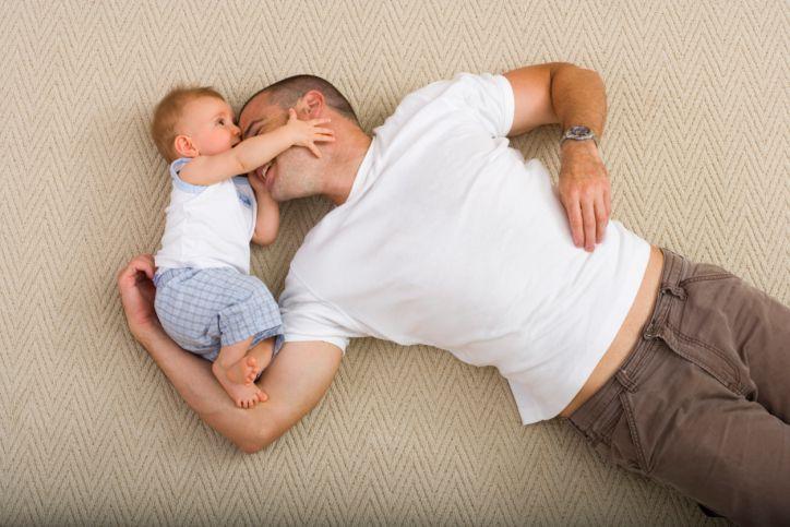 Novopečeni očevi uživaju u igranju i nježnosti sa bebom - Avaz
