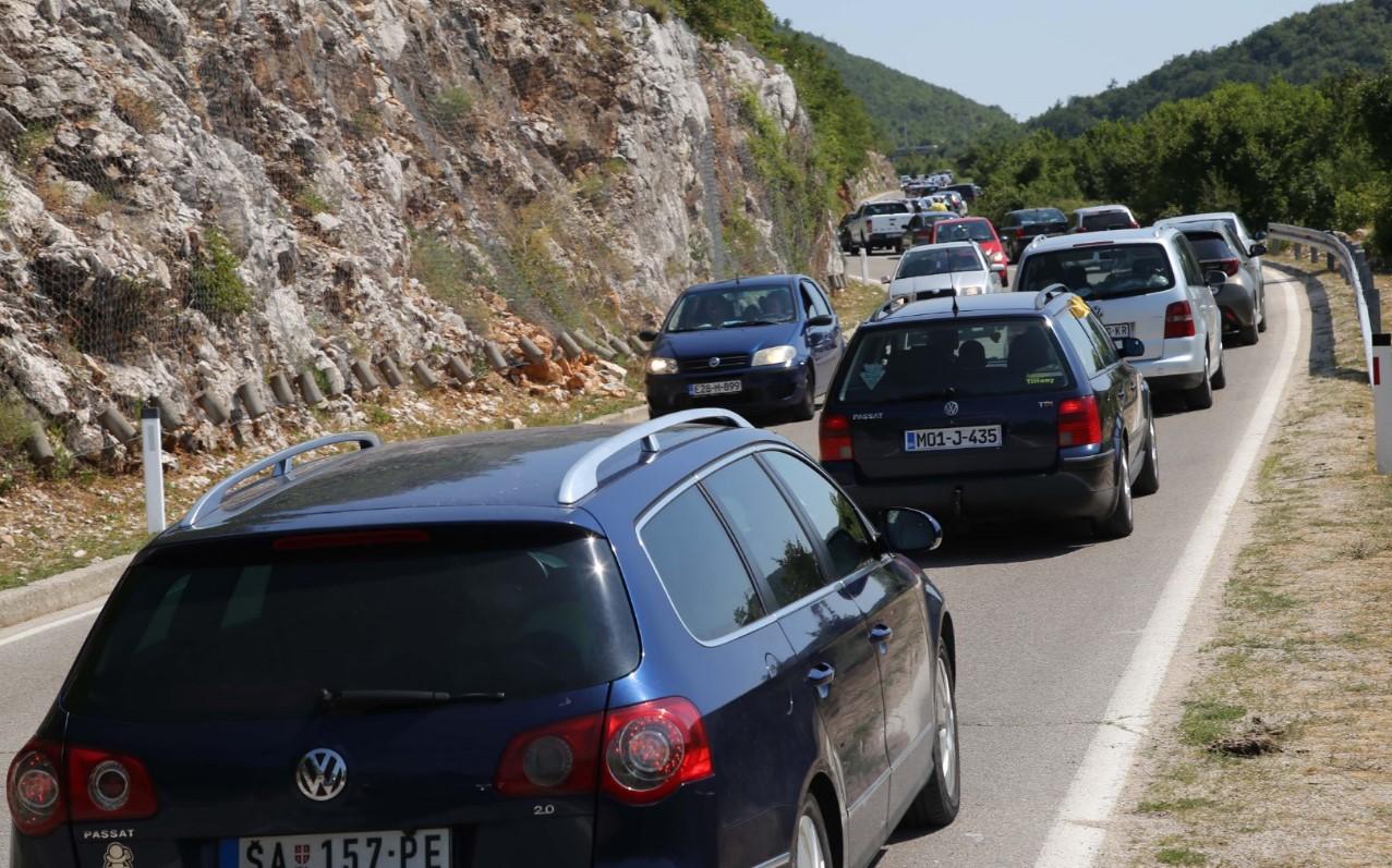 "Avaz" na licu mjesta: Za 13 sati preko prijelaza Zupci prešlo više od 10.000 putnika, čekalo se i po 4 sata na ulazak u Crnu Goru