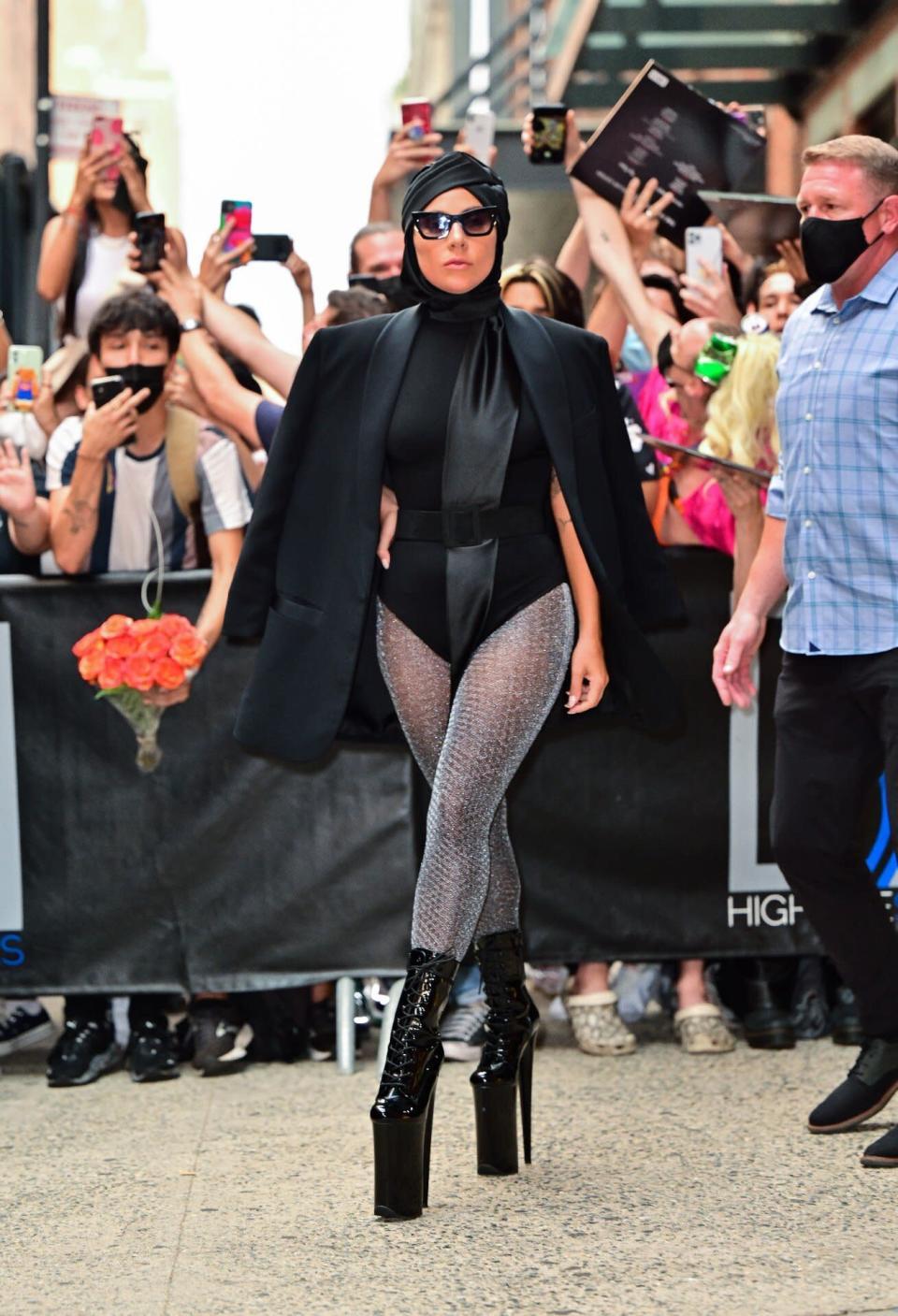 Lejdi Gaga u vrtoglavo visokoj obući - Avaz