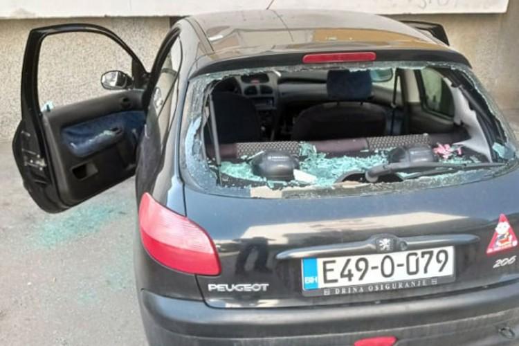 Drama u Banja Luci: Sjekirom polupao auto u kojem su bile djevojke