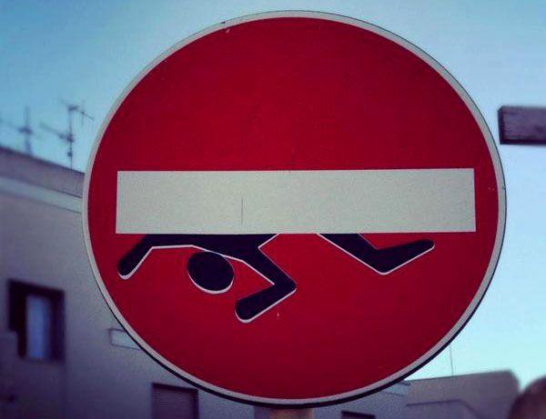 Umjetnik na zabavan način modifikuje saobraćajne znakove