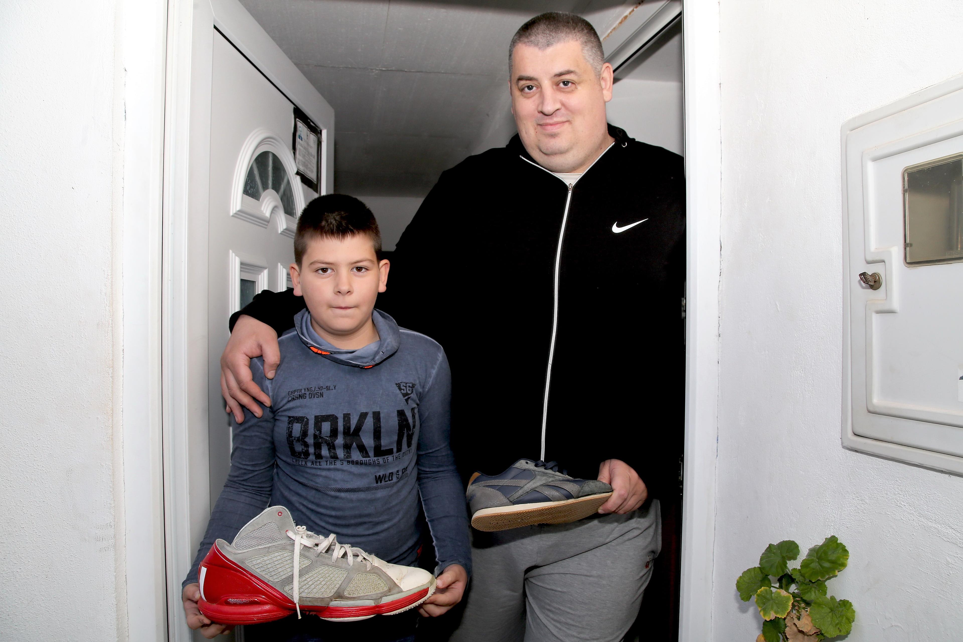 Siniši Šušiću niko neće ukrasti obuću, nosi broj 56: Kesa na šuplje cipele i put škole