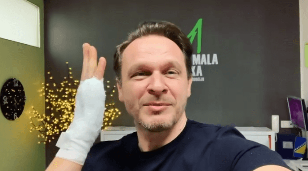 Enis Bešlagić javio se iz privatne klinike i pokazao ruku u zavoju