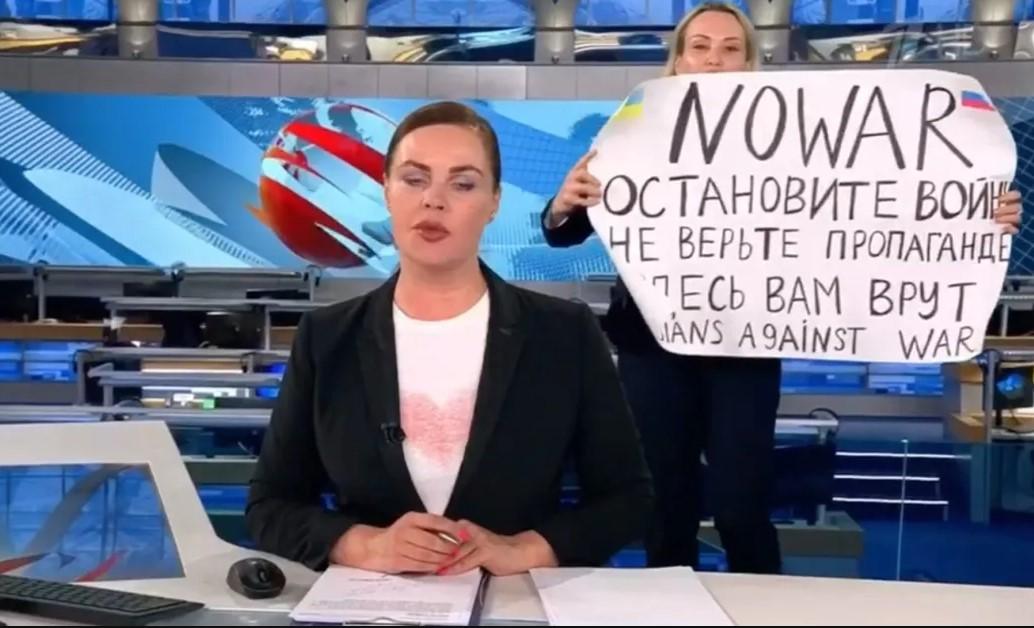 Marina Ovsjanikova držala u rukama transparent “Zaustavite rat! Ne vjerujte propagandi! Lažu vam!” - Avaz