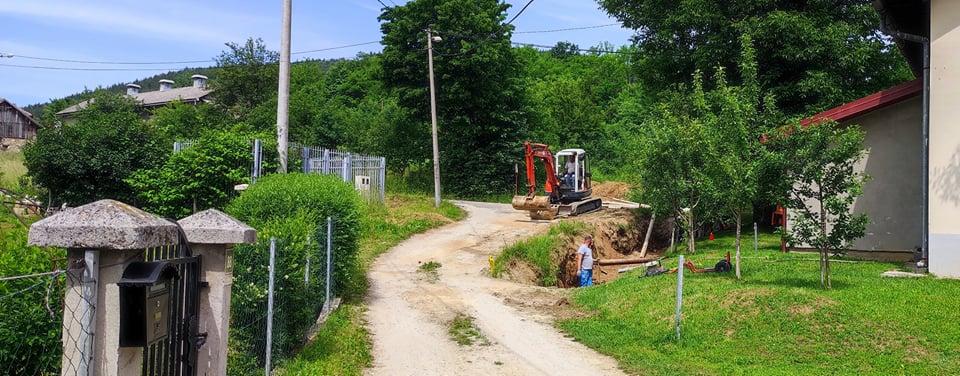 Mještani naselja kod Tarčina ogorčeni: Ne želimo kanalizaciju ispred kuće, užasno smrdi