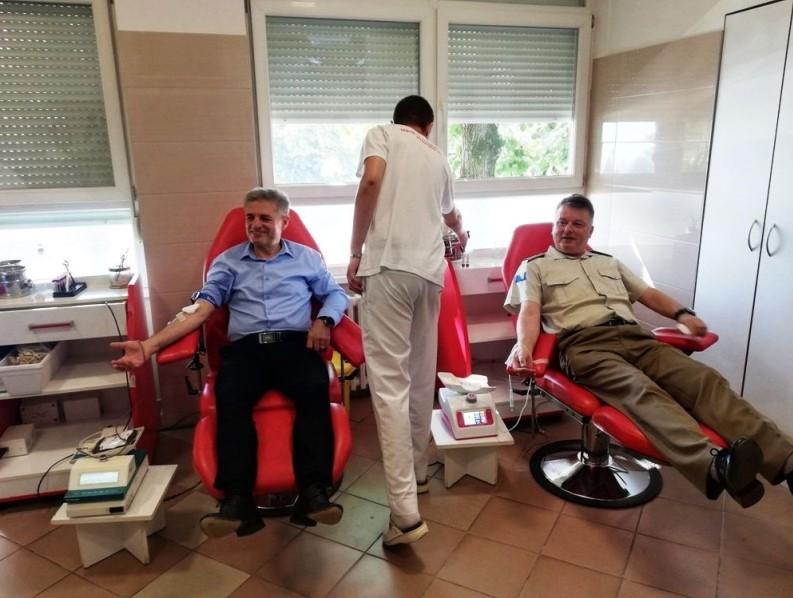 Pripadnici Ministarstva odbrane i Oružane snage BiH u akciji dobrovoljnog darivanja krvi u Doboju