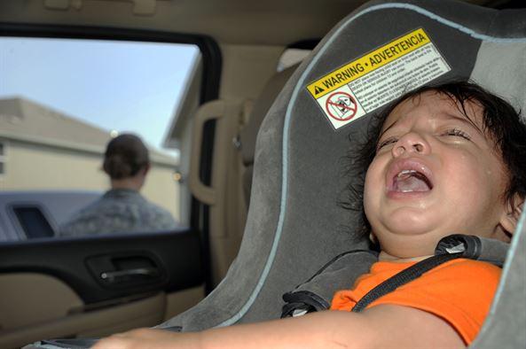 Kako umiriti bebu koja plače tokom vožnje automobilom