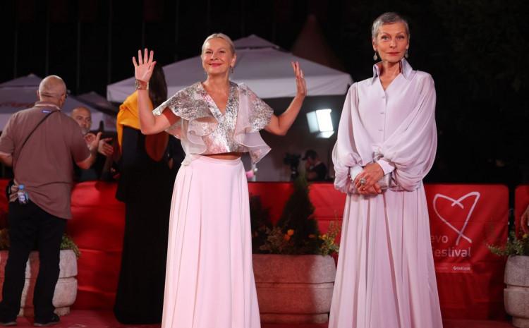 SFF 2022. godine će zasigurno ostati upamćen po dugim bijelim haljinama glumica Jasne Đuričić i Tatjane Šojić - Avaz