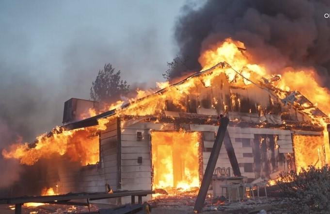 Zgrade izgorile u požaru: Dvoje mrtvih, hiljade ugroženih