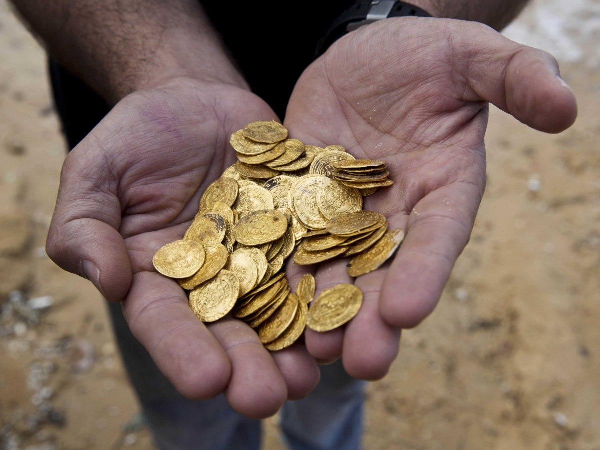 Ispod kuhinjskog poda pronašli zlatnike vrijedne 754.000 funti
