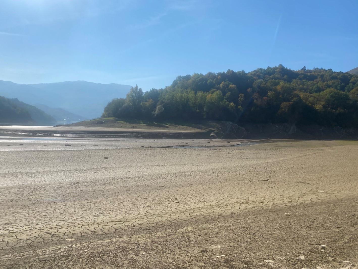 Jablaničko jezero presušilo: Kroz naslage pijeska i blata vijugaju potočići