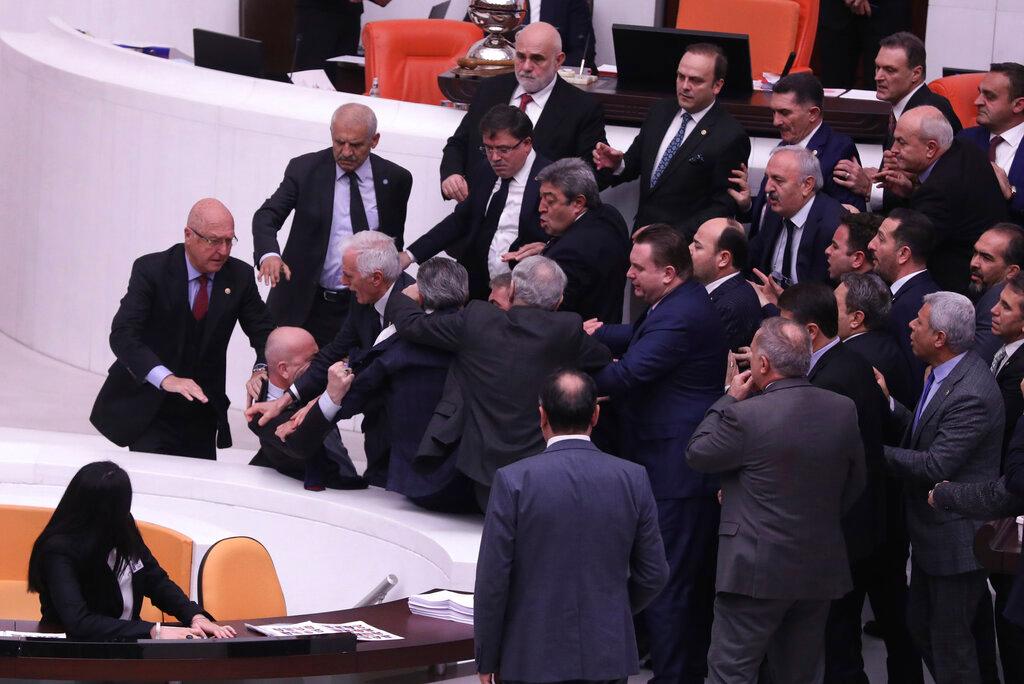 Svađe i razmjene udaraca su česta pojava  u Parlamentu Turske - Avaz