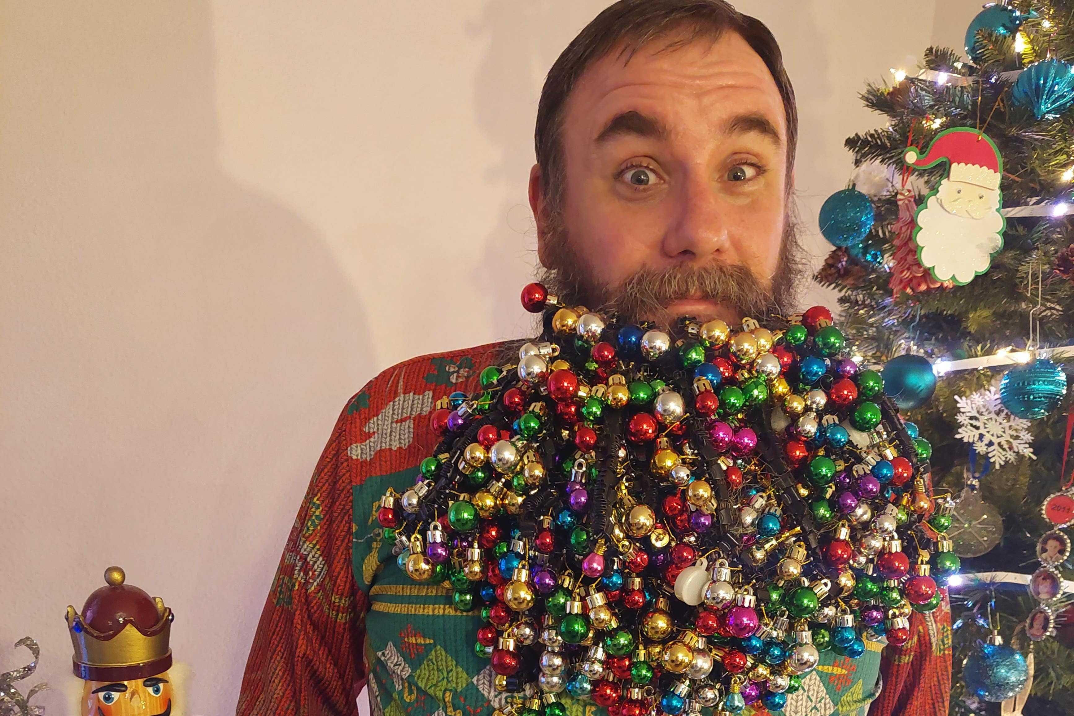 Ovo je čovjek s najviše božićnih ukrasa u bradi čak 710 kuglica