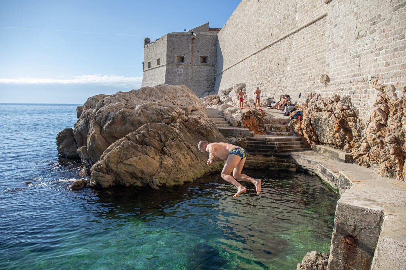 U Dubrovniku kupači skočili u more, brojni turisti na kafi u bašti