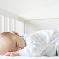 Zašto se beba probudi čim je spustite u krevetić: Ne, nije se navikla na ruke 