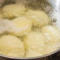 Krompir će se brže skuhati i neće se raspadati ako u vodu dodate ovaj sastojak
