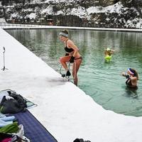 Kupači uživaju u hladnoj vodi u Krakovu