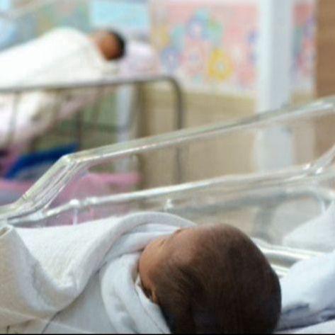 U Kantonalnoj bolnici "Dr. Safet Mujić"  rođene tri, na UKC Tuzla osam beba