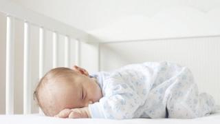 Zašto se beba probudi čim je spustite u krevetić: Ne, nije se navikla na ruke 
