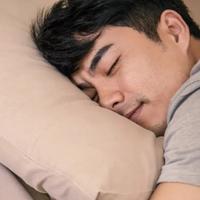 Ovaj položaj spavanja potiče bore, čak i kod mlađih ljudi