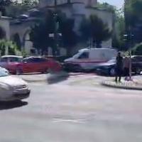 Video / Nekada su sekunde presudne: Bahati vozač se nije sklonio s puta vozilu Hitne pomoći