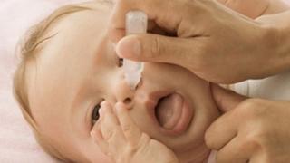 Zapušen nos bebi otežava disanje: Kako ga pravilno očistiti i kada posjetiti pedijatra