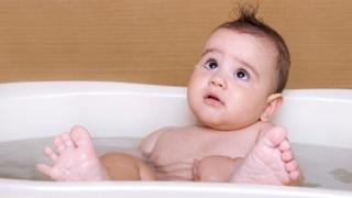 Roditelji često prave ove greške tokom kupanja djece: "Opasne su"