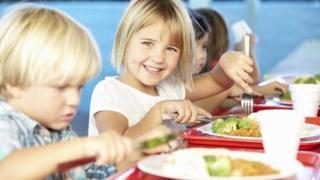 Zašto je dobro da se dijete igra hranom dok jede