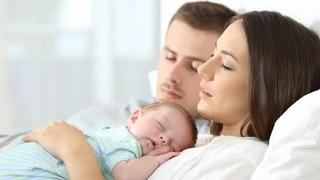 Zašto beba bolje spava u krevetu roditelja: Ljekari imaju objašnjenje, ali postoji i rizik