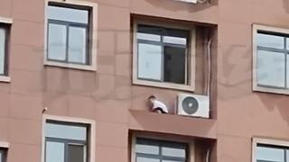 Snimak koji izaziva trnce: Dijete se igra skrivača na ivici 5. sprata nebodera 