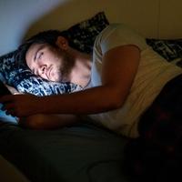 Izlaganje vještačkom svjetlu prije spavanja uništava spermatozoide: Telefone ostavite van spavaće sobe