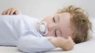 Da li beba smije da spava s cuclom