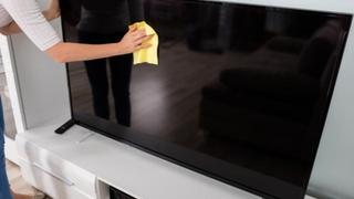 Plašite se da ćete oštetiti televizor dok brišete prašinu: Pročitajte ove savjete i budite bez brige