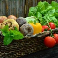 Vrlo jednostavan trik kako da uzgojite povrće u malom vrtu ili balkonu