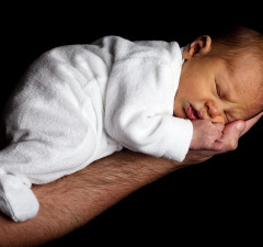 Kod beba rođenih prije vremena koža je prekrivena bjeličastim paperjastim dlačicama
