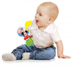 Beba trpa sve dostupne tvrde predmete u usta