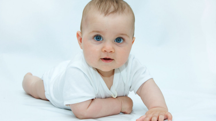 DNK koji vaša beba prima od vas i vašeg partnera određuje hoće li oči biti smeđe, plave, zelene ili druge boje